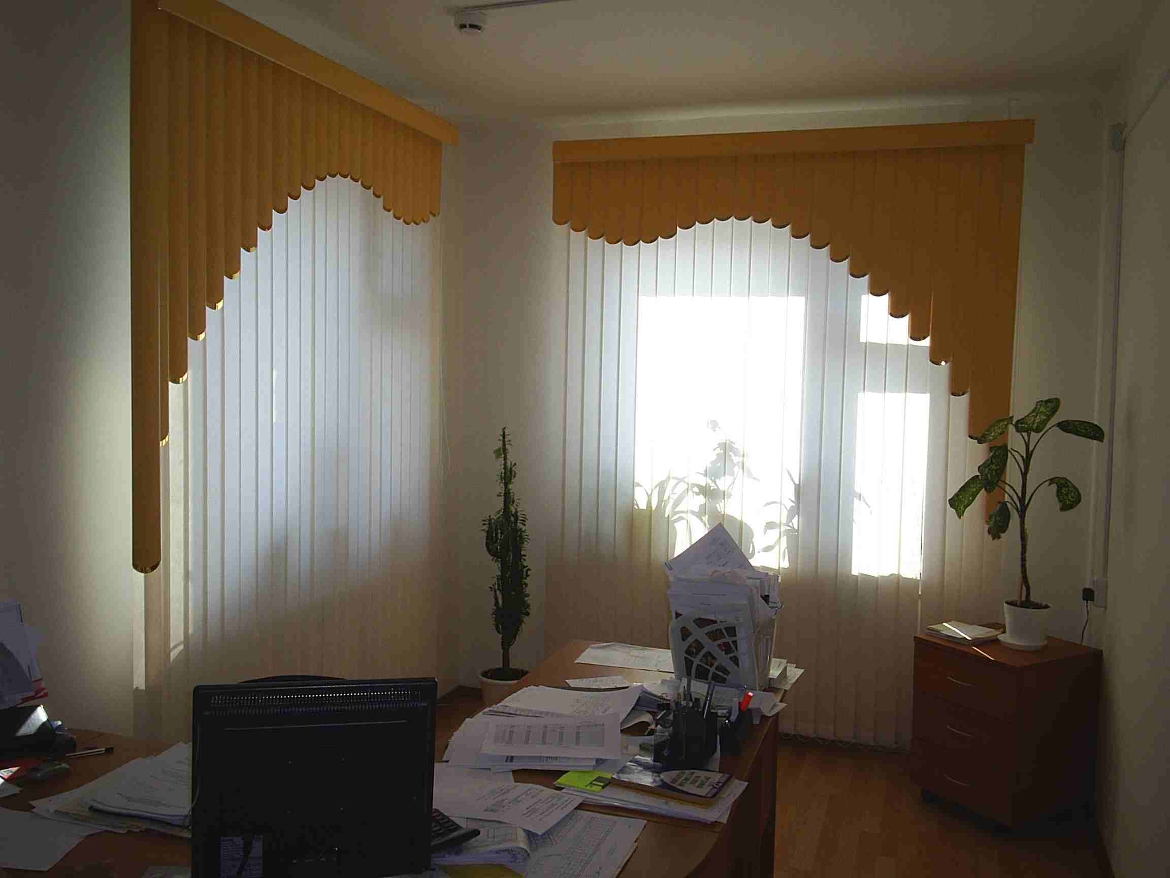 Мультифактурные жалюзи вертикальные на окна в кабинет
